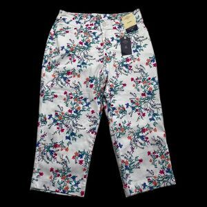 St. John’s Bay Secretly Slender Mid Rise White Floral Capri Pants Sz 6 NWT